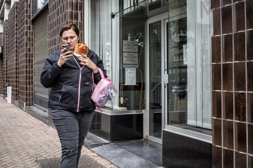 STRAATFOTOGRAFIE  De vrijheid van kijken, luisteren, voelen en slenteren.  Mijn plezier zit in het vastleggen van ‘gewone’ momenten met een verhalend karakter. Soms raadselachtig, grappig of ernstig. Het lijkt de waarheid maar is het niet. Het is de interpretatie van jou (en mij) van een moment van de werkelijkheid.
